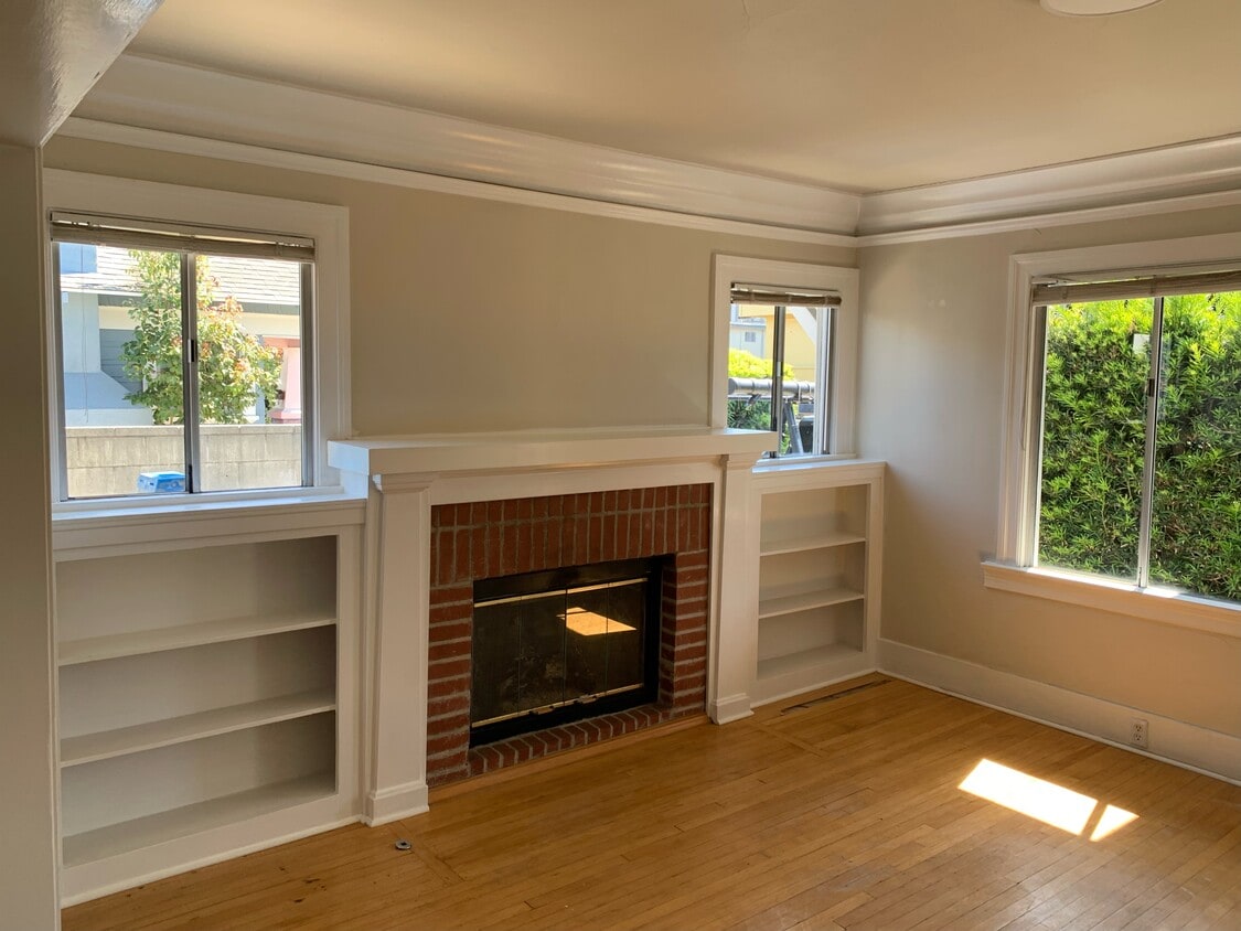 Building Photo - 1038 N Hudson Ave