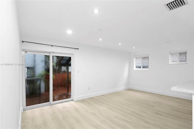 Building Photo - 3030 Bird Ave
