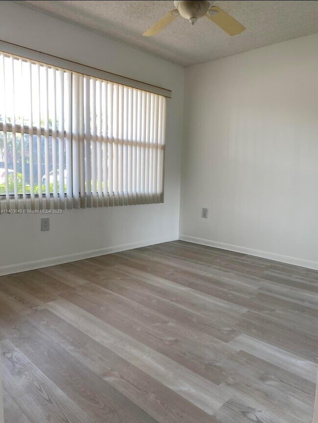 Foto del edificio - 571 SW 142nd Ave