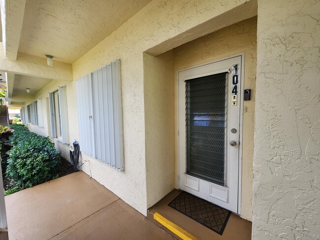 Building Photo - 1560 NW 18th Ave
