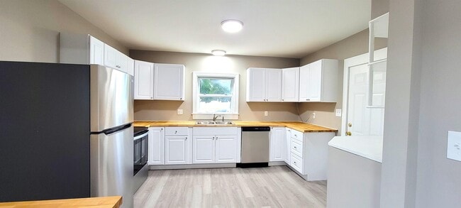 Building Photo - 104 Middleneck Ln