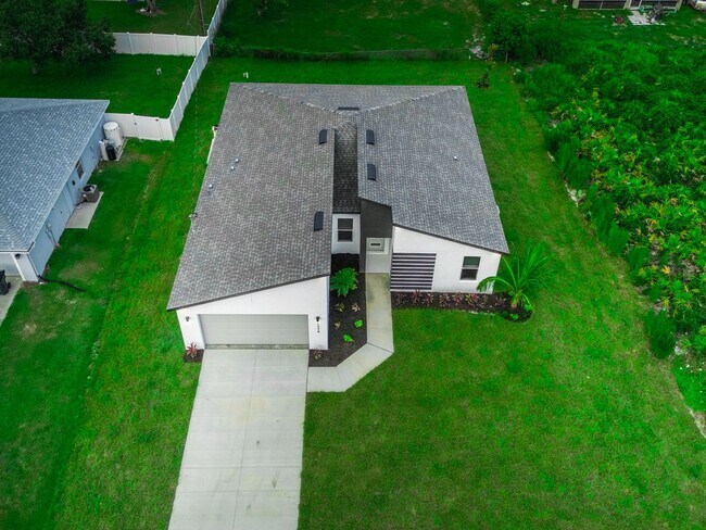 Building Photo - Deposit-Free! Modern, energy efficient hom...