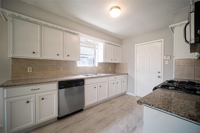 Building Photo - 1219 Parry-Sound