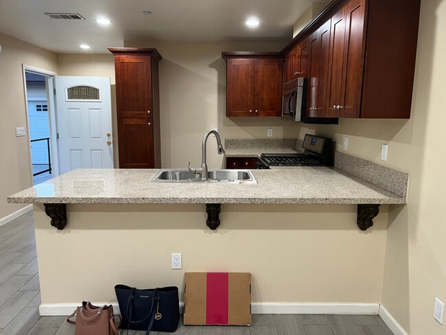 Building Photo - 10629 Lind Ave