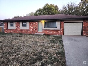 Building Photo - 206 N Oakwood Ave