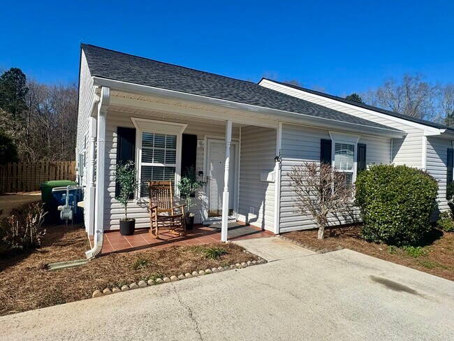 Foto del edificio - 1653 Summerwoods Cir