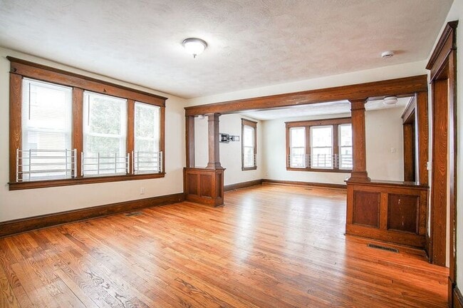 Building Photo - 41 Bell St