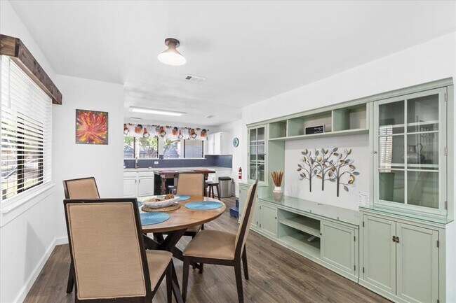 Foto del edificio - 9820 Briar Ridge Dr