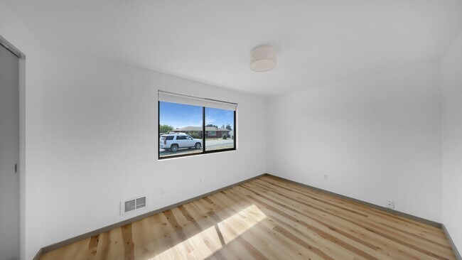 Foto del edificio - 3 Bed 1 Bath - Remodeled - Carport - NAS W...