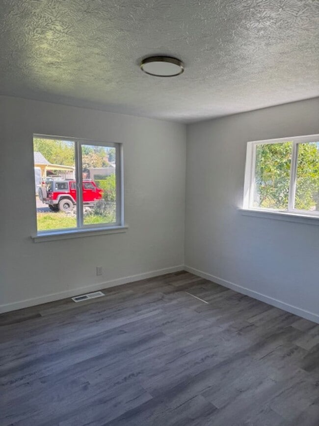 Building Photo - FULLY REMODELED 3 BEDROOM SINGLE FAMILY HOME