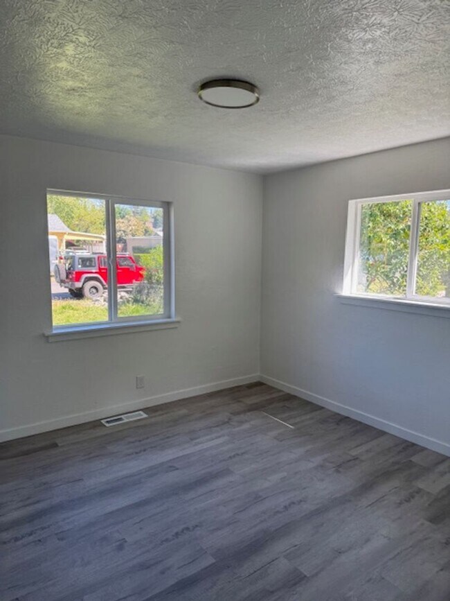 Foto del edificio - FULLY REMODELED 3 BEDROOM SINGLE FAMILY HOME