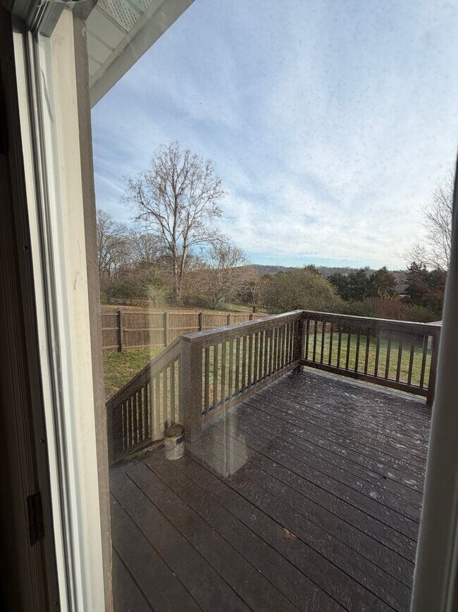Foto del edificio - West Knoxville, 4 bedroom, fenced backyard, extra storage. Contact Ed Johnson (865) 924-5045