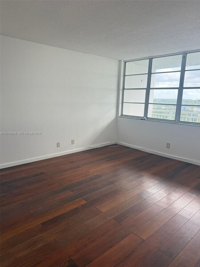 Foto del edificio - 2025 NE 164th St