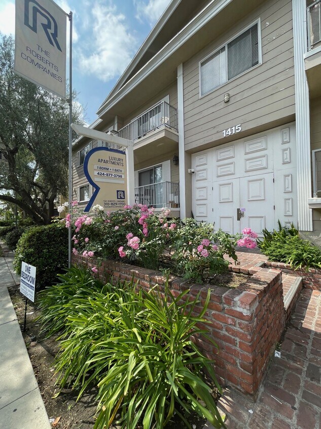 Entrada del edificio - 1415-1419 Brockton Ave