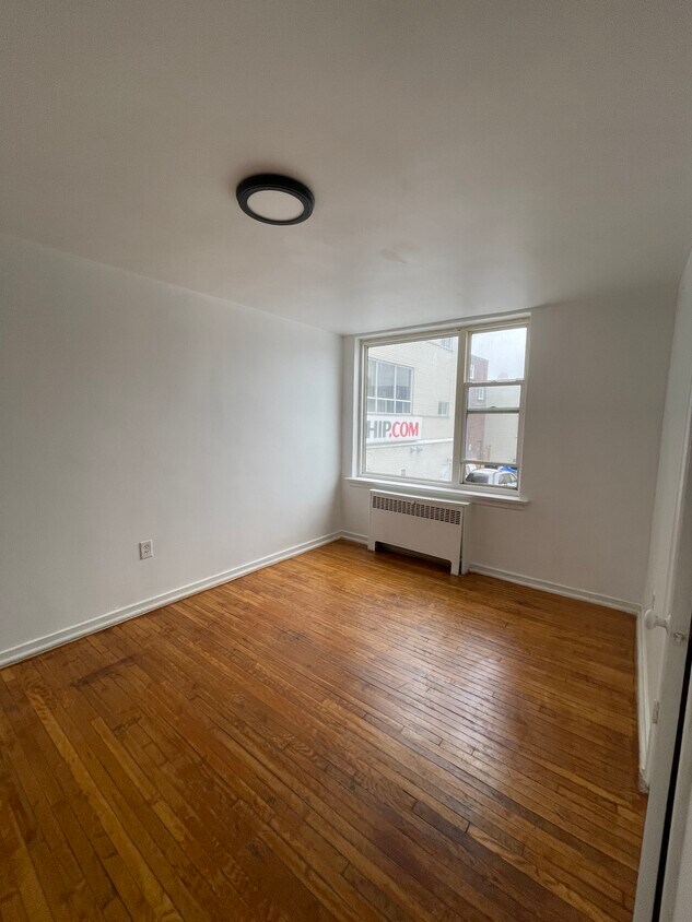 Building Photo - Large Bright One Bedroom Mimico