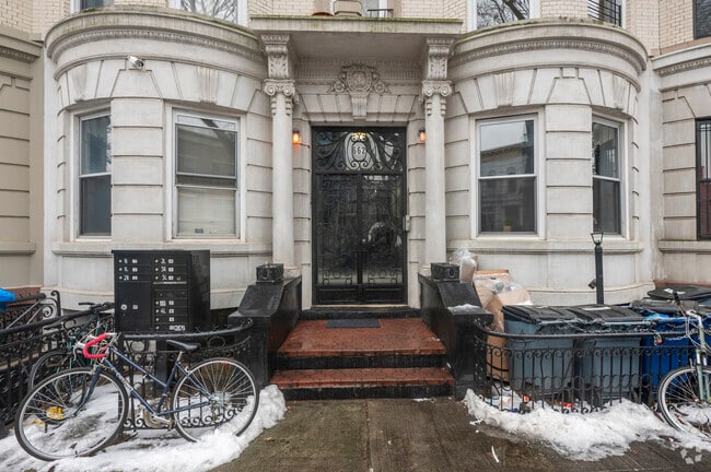 Building Entrance - 662 Madison St