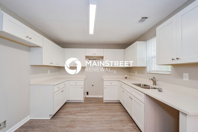 Building Photo - 4 Bedroom Pet-Friendly Home in Lithonia, GA with Main Street Renewal