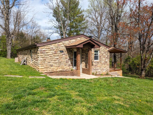 Building Photo - 600 Mountain View Dr