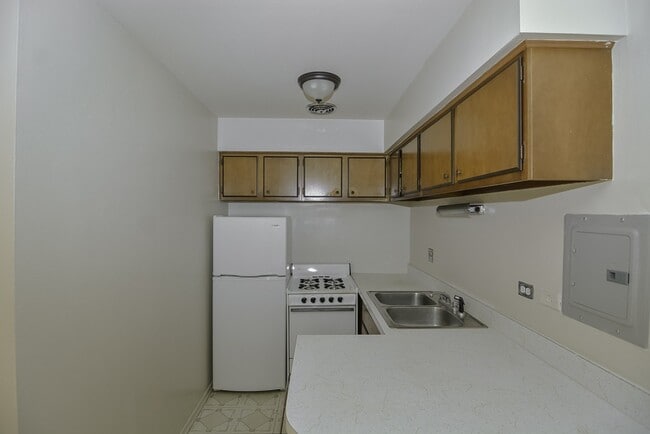 Building Photo - 663 W Wrightwood