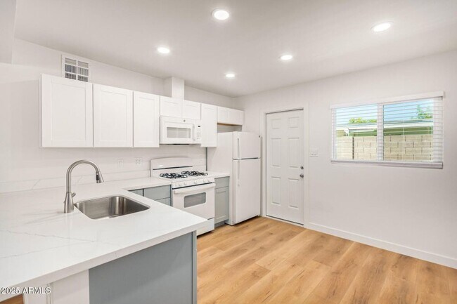Building Photo - 2-bedroom, 1-bath duplex by ASU