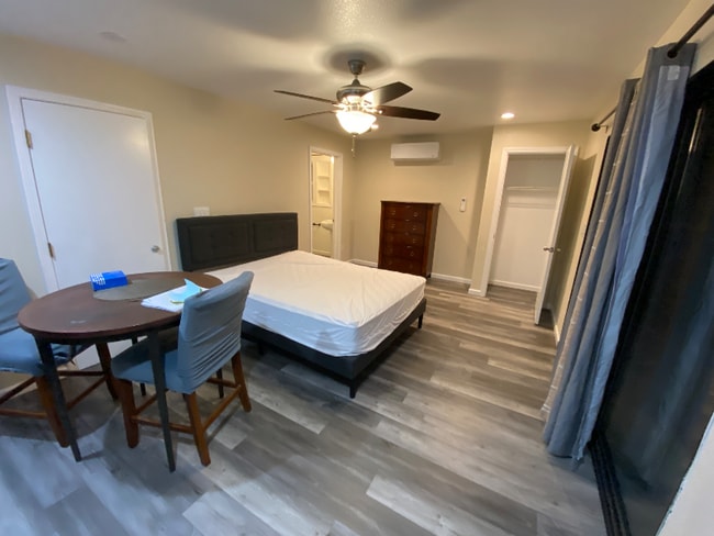 Foto del edificio - 447 Warwick Dr