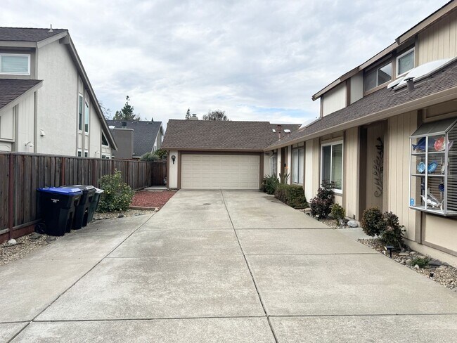 Foto del edificio - Great Shape Townhome in Pleasanton with shared driveway