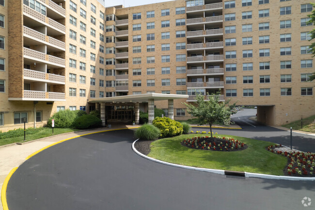 Front Circle/Lobby Entrance - Wyncote House