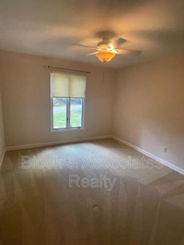 Building Photo - 846 Honeysuckle Rd