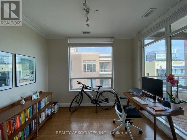 Building Photo - 980 Yonge St