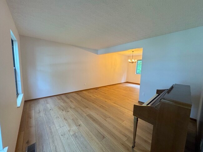 Building Photo - 564 Glenside Ln