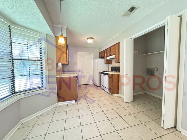 Building Photo - 904/906 Sybil Dr. Duplex