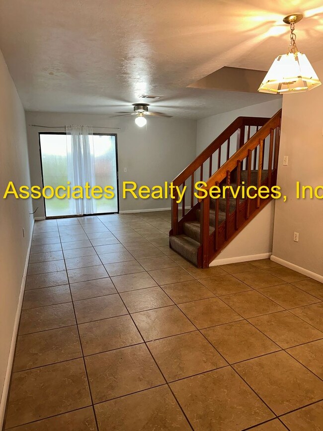 Building Photo - 2 Br/ 2.5 ba- Available in April!