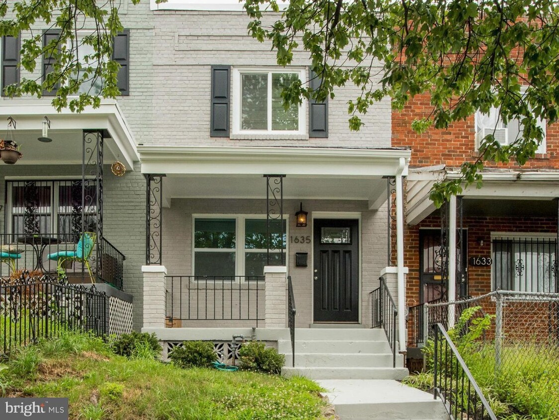Foto principal - Single Family Home w/ Beautiful Outdoor Patio