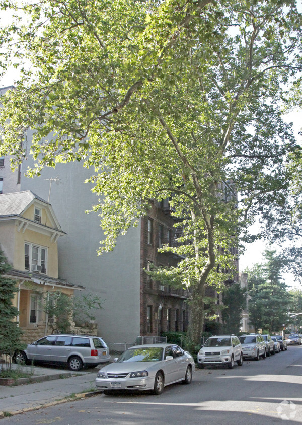 Building Photo - 445 E 5th St