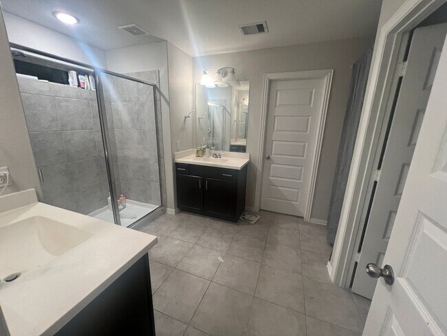 Foto del edificio - TESLA friendly! Great Amenities! 4 Bedroom...