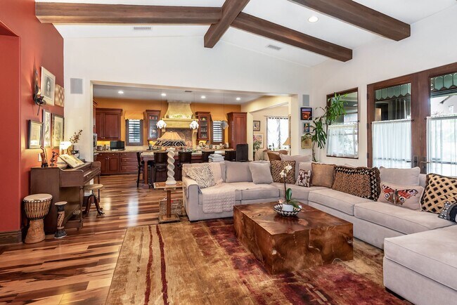 Foto del edificio - Luxurious Tuscan Villa - 3/3.5 Includes Private Casita in Goleta Bluffs!