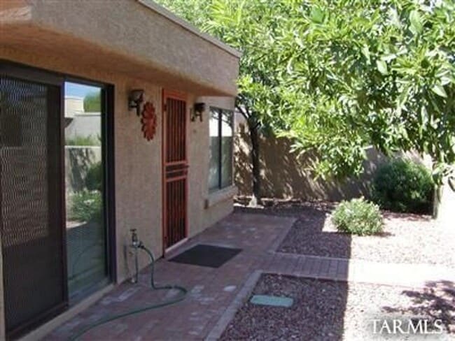 Building Photo - Attractive 3 Bed. 2 Ba. Townhome at Columbus & Ft. Lowell