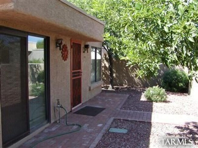 Foto del edificio - Attractive 3 Bed. 2 Ba. Townhome at Columbus & Ft. Lowell