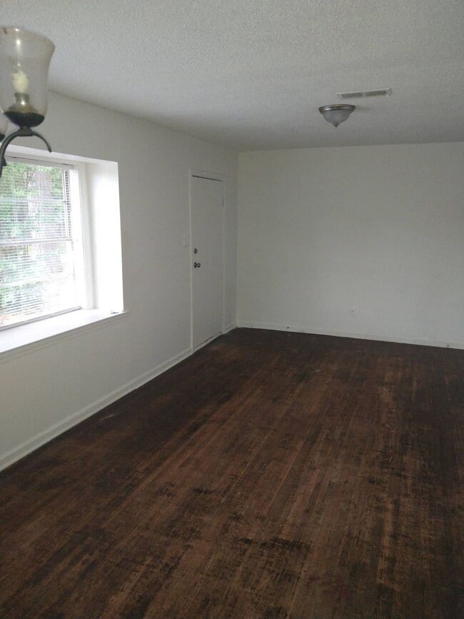 Building Photo - Available Now in 38109 | Spacious 3 Bed, 1 Bath Home for Rent