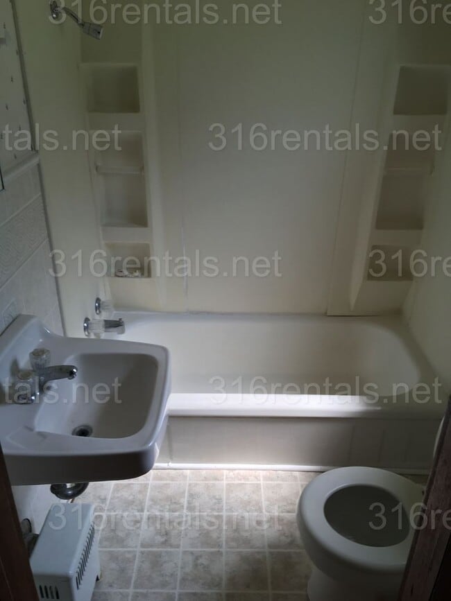 Building Photo - $650 - 1 bed 1 bath - Single Family Home
