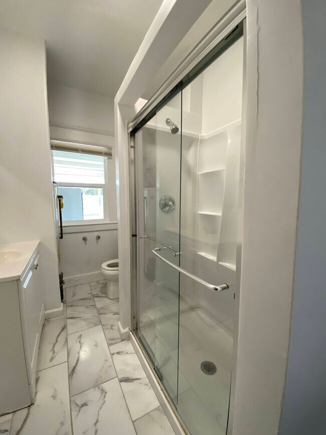 Foto del edificio - Two Bed, One Bath Apartment Located Downtown