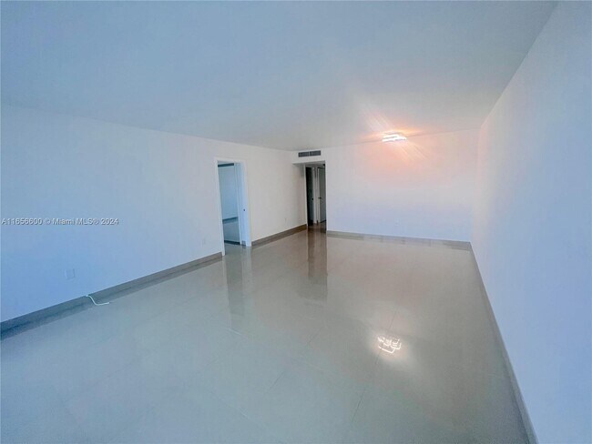 Foto del edificio - 5838 Collins Ave