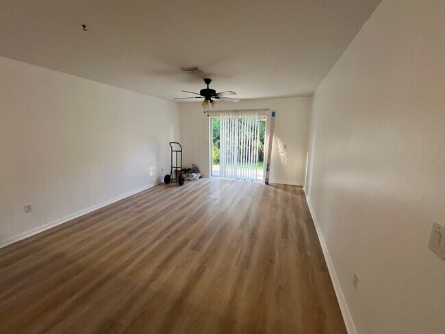 Foto del edificio - 3/2/1 W/ Solar estimated savings of $200 i...