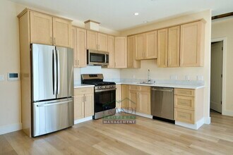 Building Photo - 10 E Crescent Dr