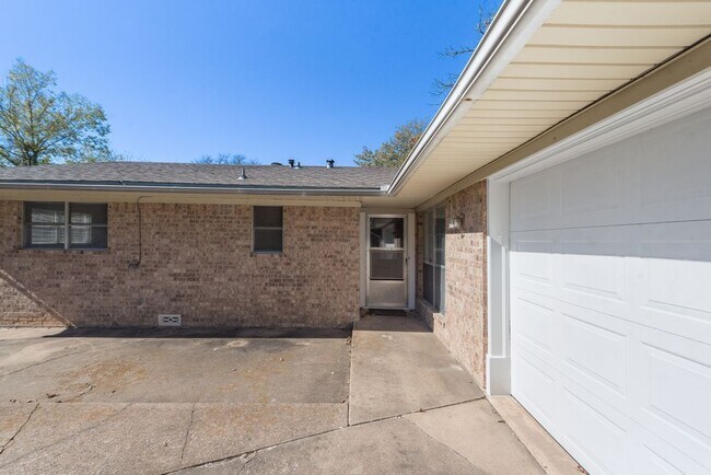 Foto del edificio - 1331 Crestview Dr