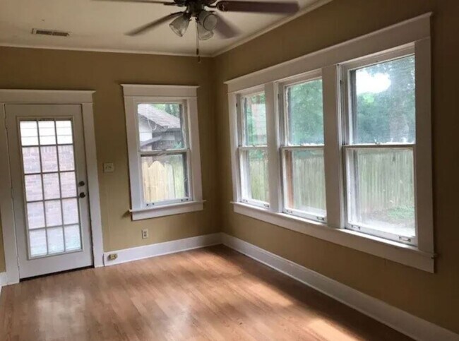 Building Photo - 2BD/1BA Home located near the University o...