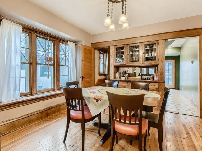 Foto del edificio - 4 Bedroom SFH in MacGroveland! Close by Concordia and Macalester