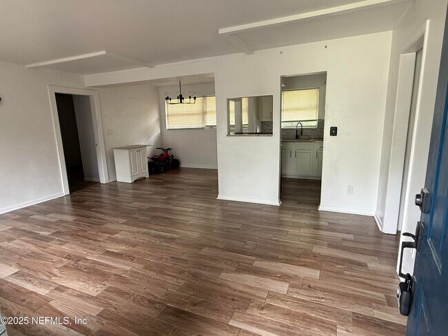 Building Photo - 1015 Busac Ave