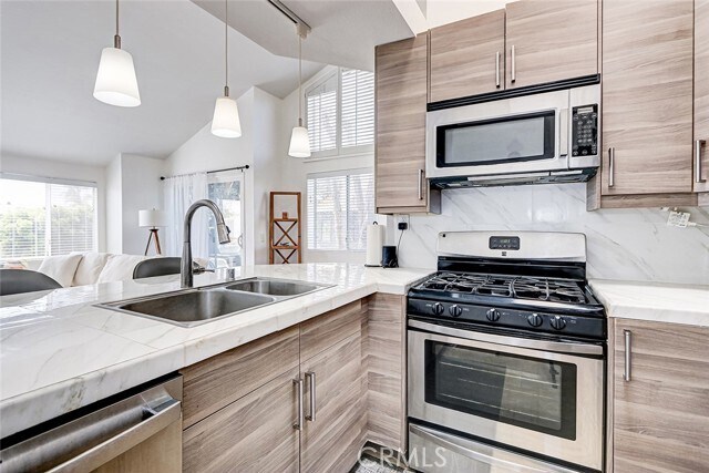 Building Photo - 888 W Beach Ave