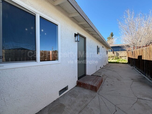 Foto del edificio - 16280 Lorene Dr